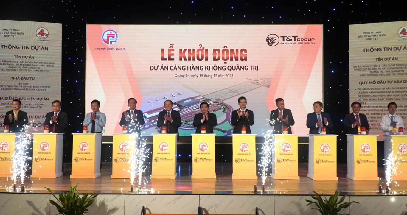 C&aacute;c đại biểu nhấn n&uacute;t khởi động dự &aacute;n Cảng h&agrave;ng kh&ocirc;ng Quảng Trị  - Ảnh: Nguyễn Ph&uacute;c